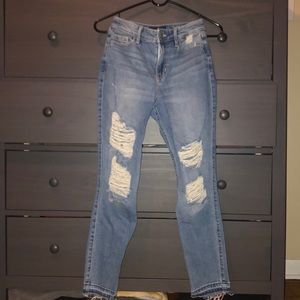 VINTAGE JEAN (BASICALLY MOM JEAN) HOLLISTER CROP